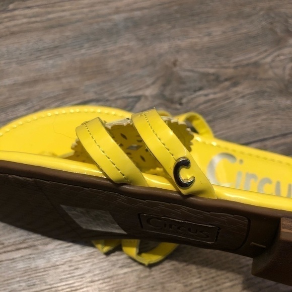 NWOB Sam Edelman Yellow Canyon Medallion Sandals Size 6 - Picture 7 of 12